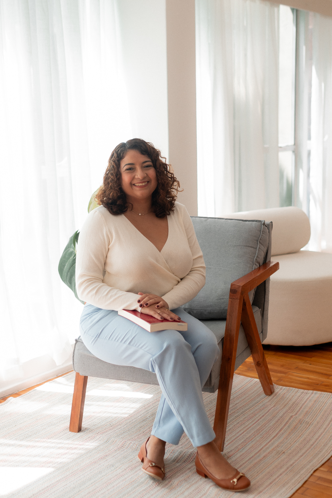 Retrato profissional de Emory Carla Figueiroa, psicóloga junguiana e arteterapeuta